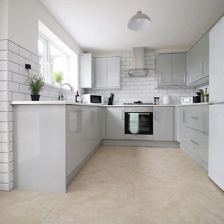 Family Home In The Charming Coastal Town Of Barry Exteriör bild