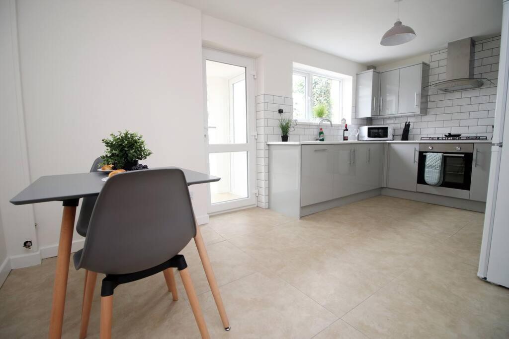 Family Home In The Charming Coastal Town Of Barry Exteriör bild