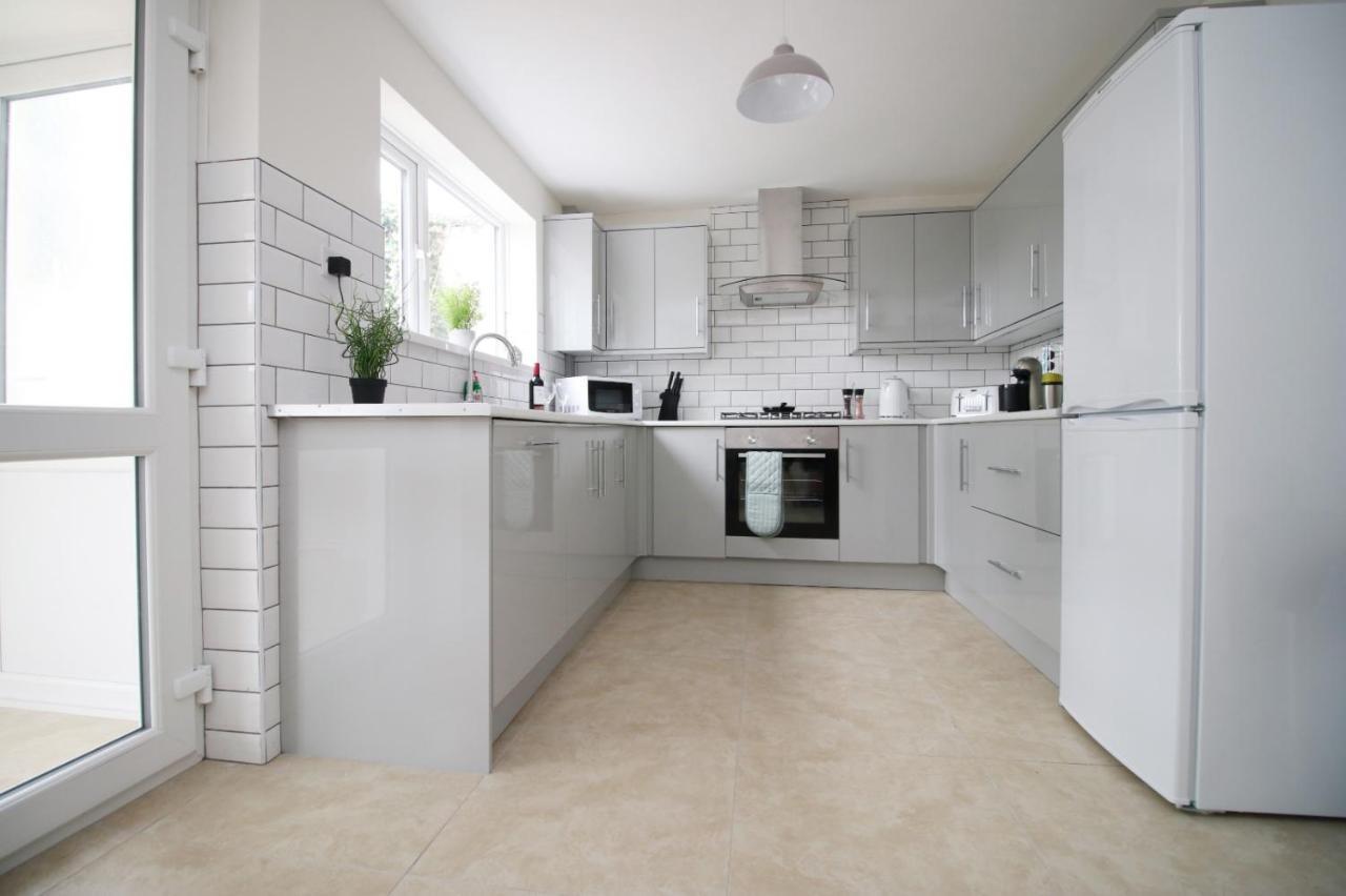 Family Home In The Charming Coastal Town Of Barry Exteriör bild