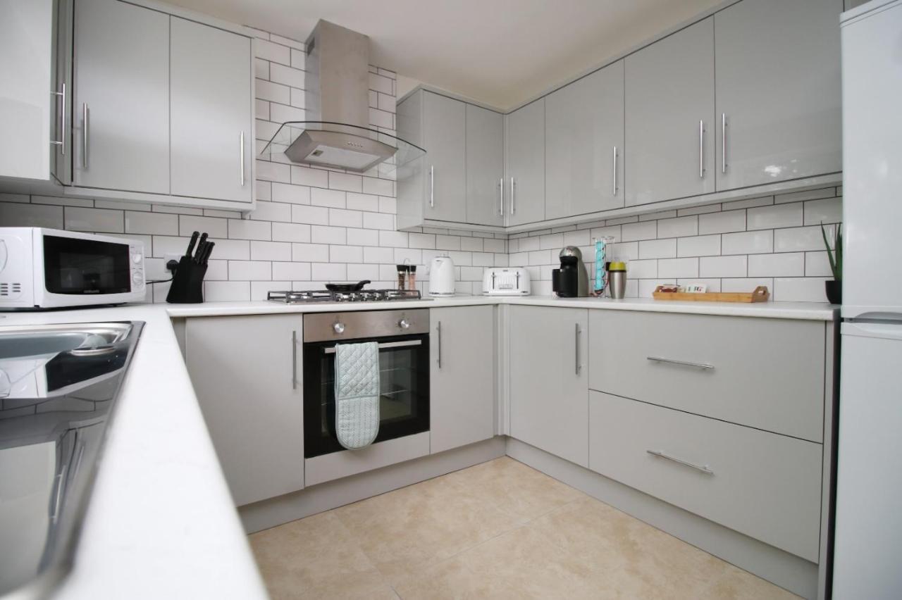 Family Home In The Charming Coastal Town Of Barry Exteriör bild